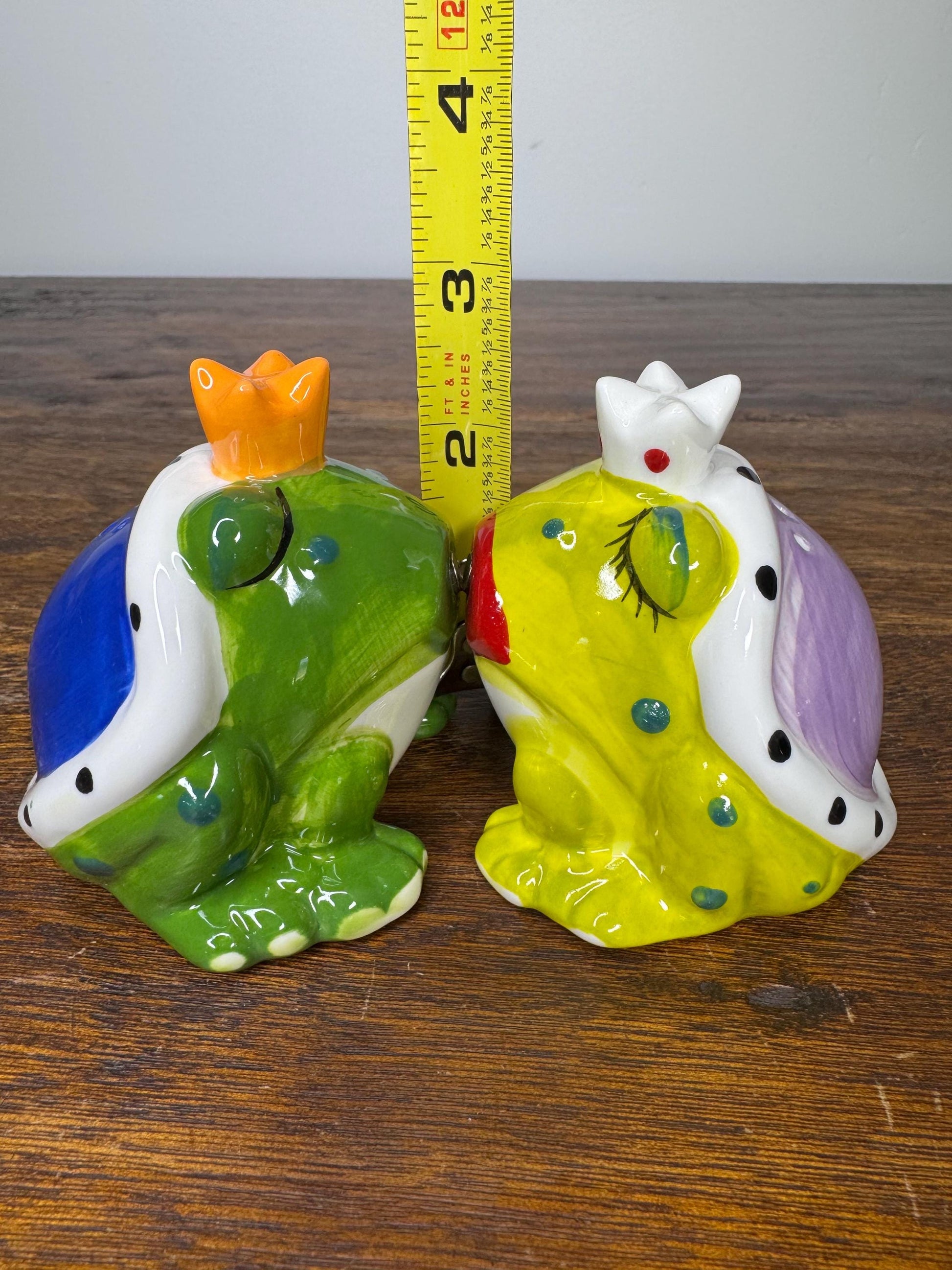 NIB Kissing Frogs Salt and Pepper Shakers
