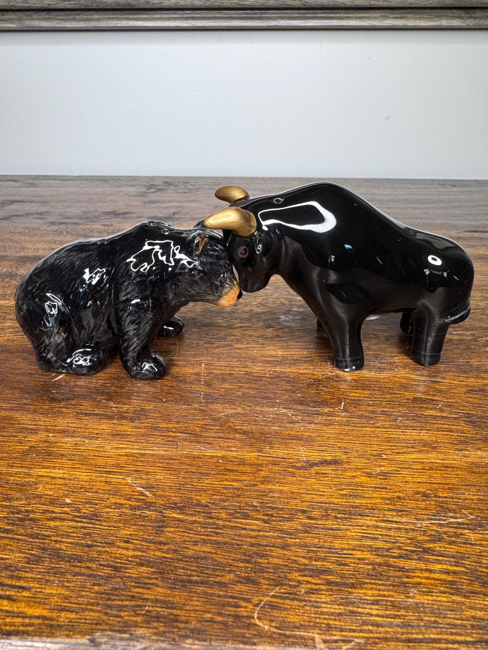 NIB Bear and Bull Magnetic Salt and Pepper Shakers