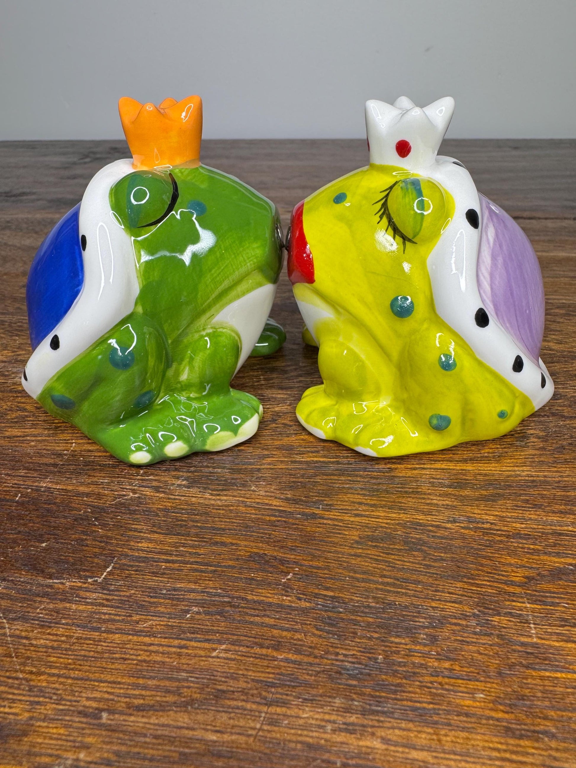 NIB Kissing Frogs Salt and Pepper Shakers