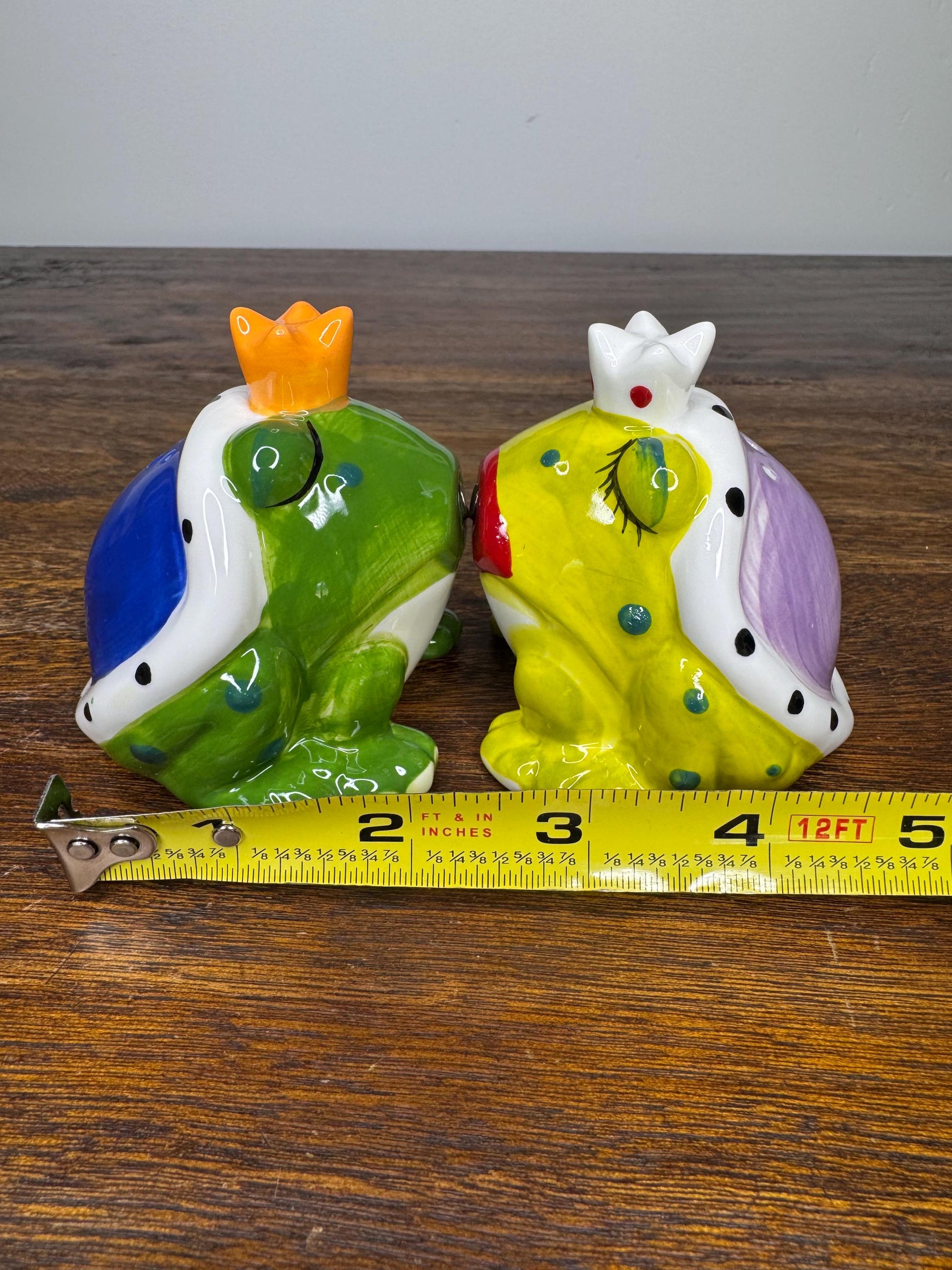 NIB Kissing Frogs Salt and Pepper Shakers