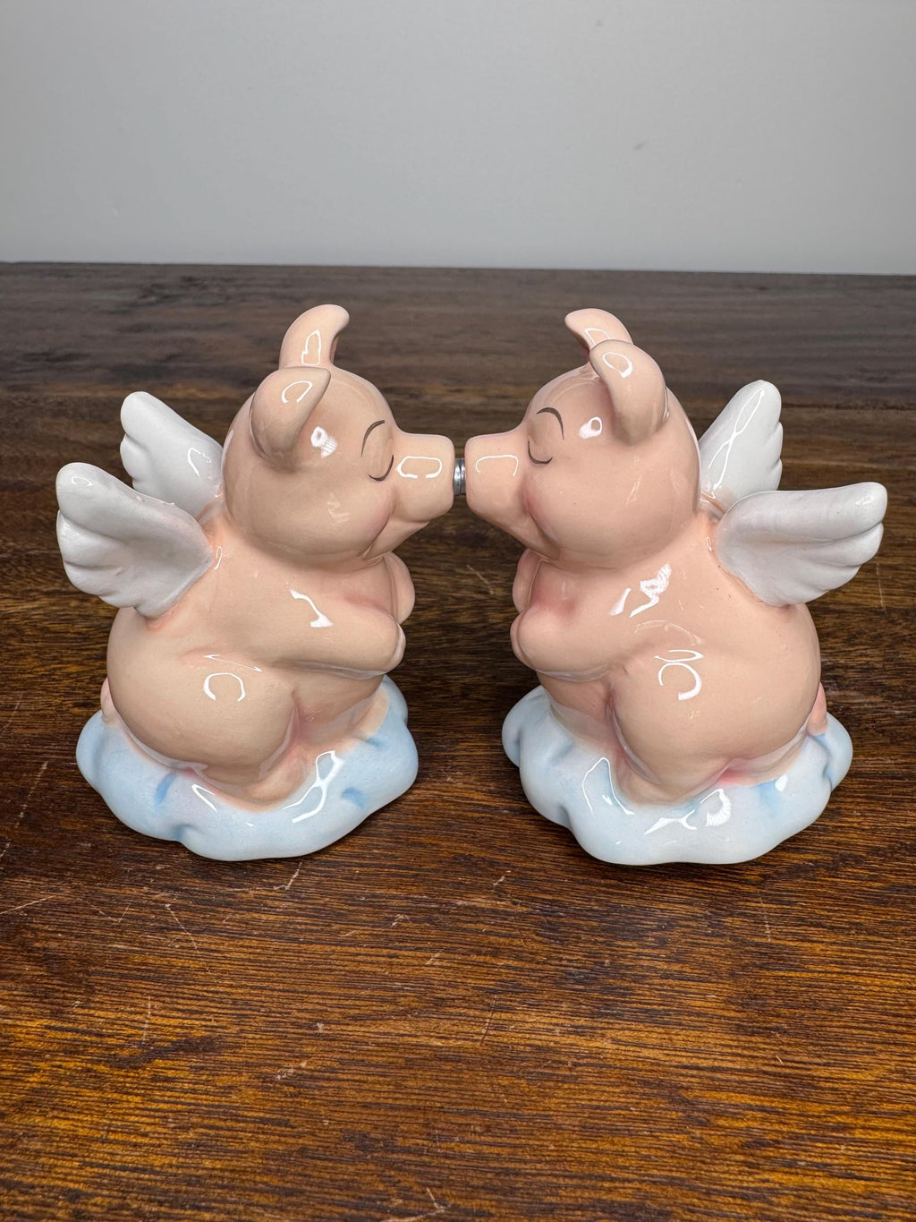 NIB Flying Angel Pigs Kissing Salt and Pepper Shakers