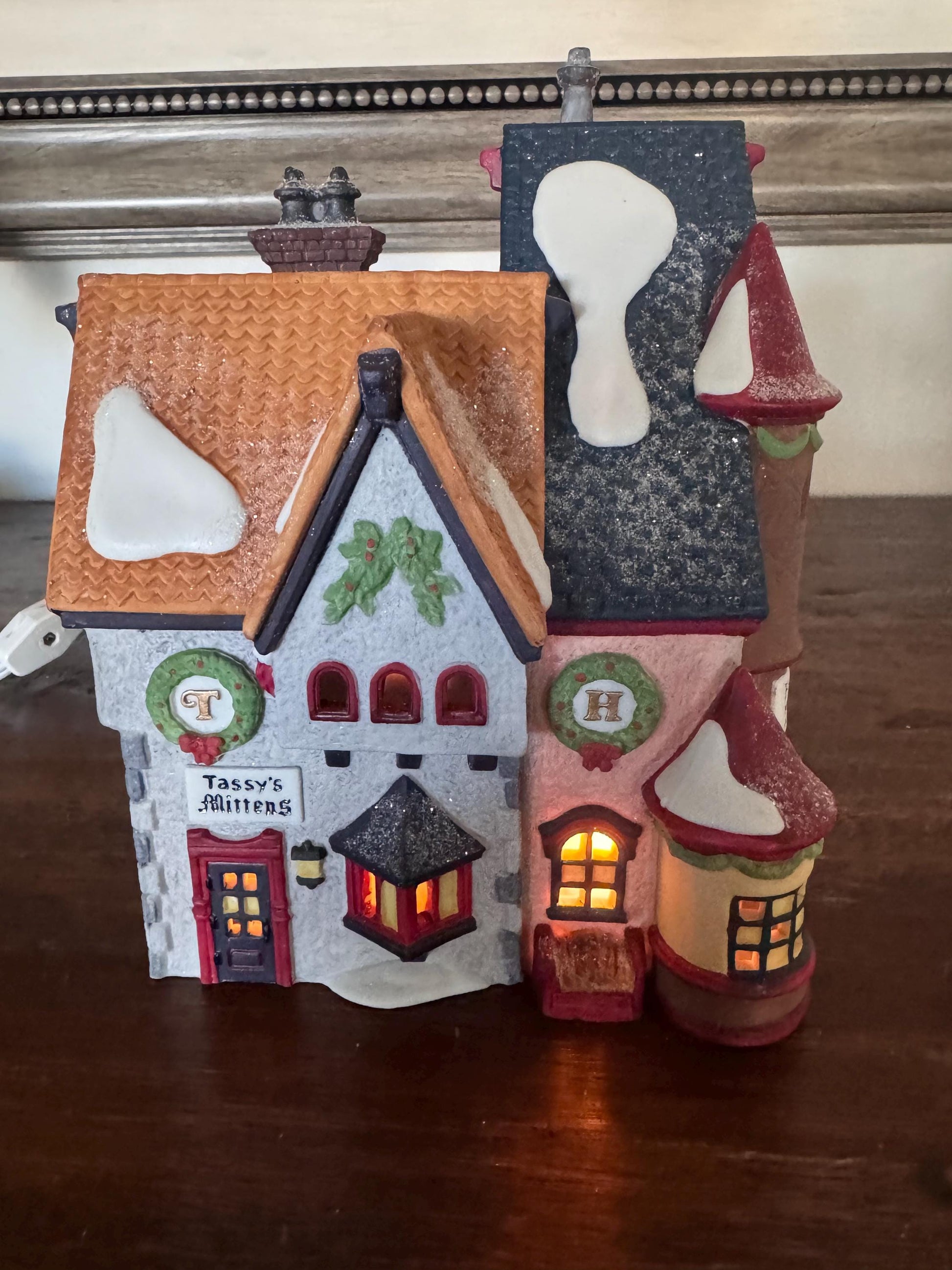 Retired Dept 56 "Tassy's Mittens and Hassel's Woolies" Light up Building w/ Original Box