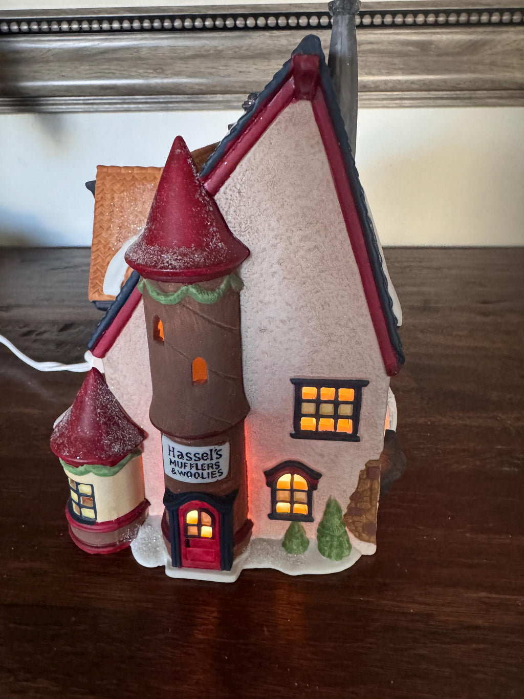 Retired Dept 56 "Tassy's Mittens and Hassel's Woolies" Light up Building w/ Original Box