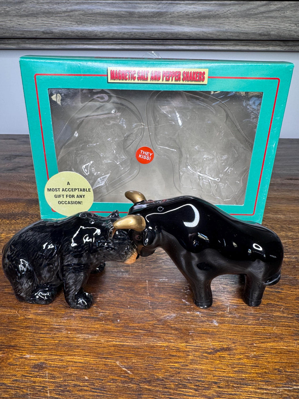 NIB Bear and Bull Magnetic Salt and Pepper Shakers