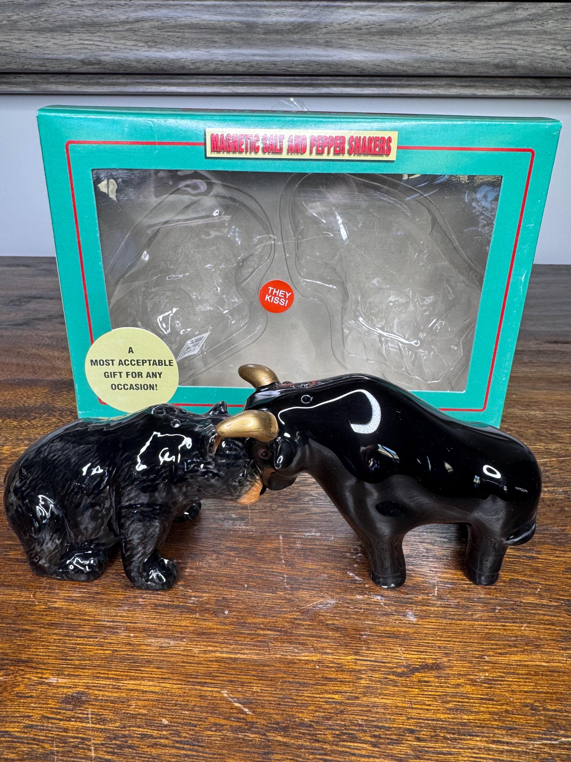 NIB Bear and Bull Magnetic Salt and Pepper Shakers