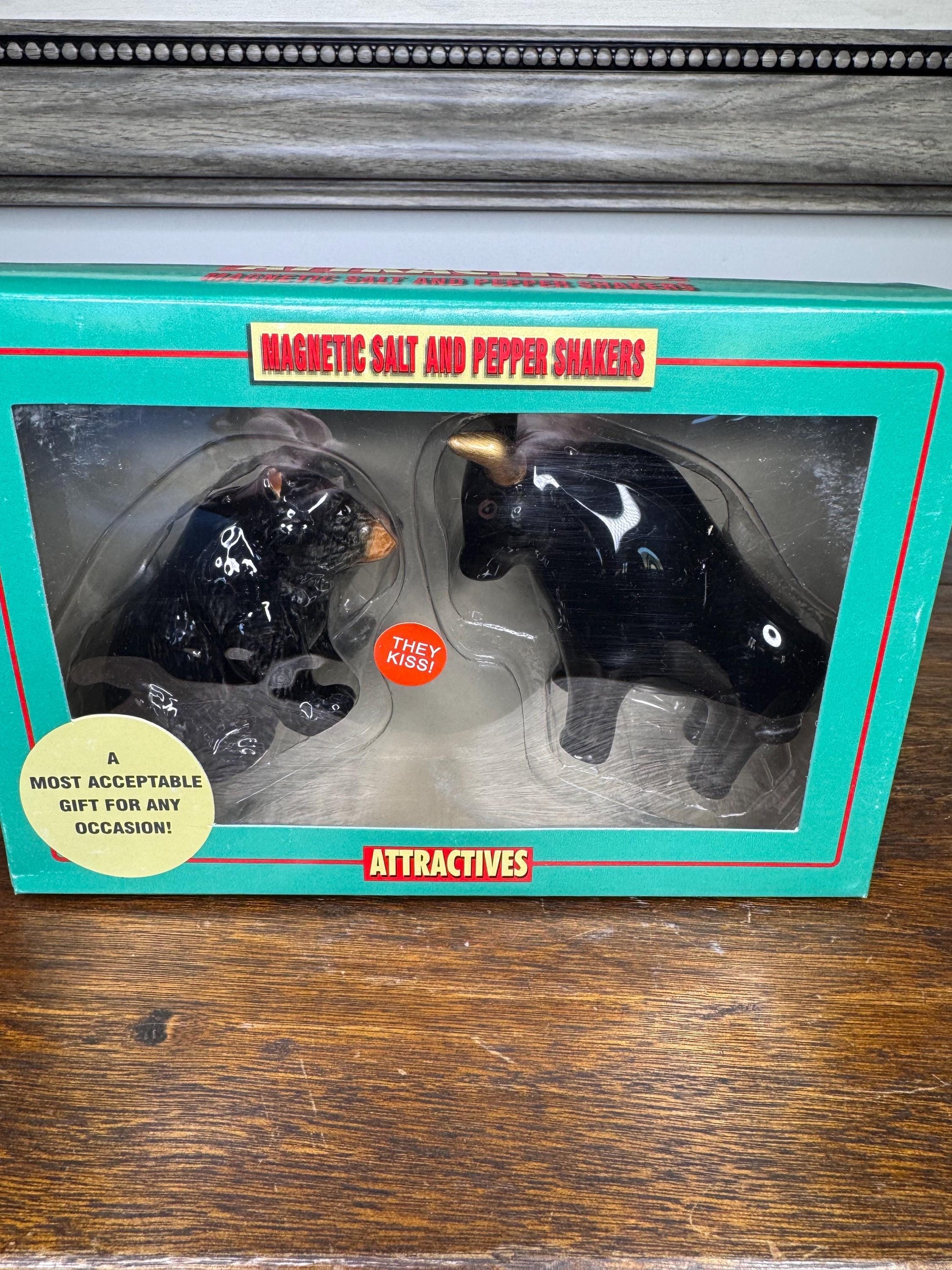 NIB Bear and Bull Magnetic Salt and Pepper Shakers